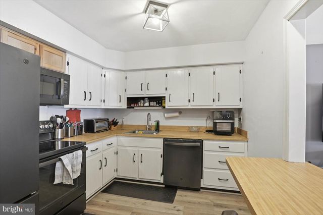 200 HUGHES AVE, Sellersville, PA 18960