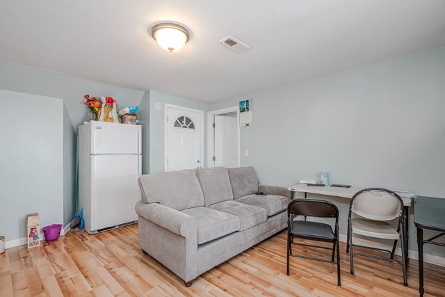 4910 W Walton Street, Chicago, IL 60651