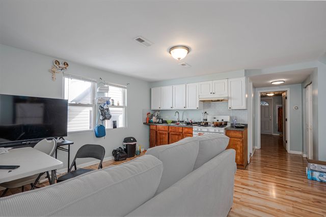 4910 W Walton Street, Chicago, IL 60651