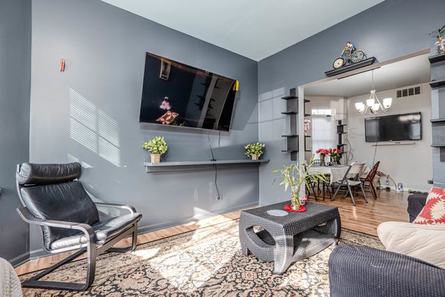 4910 W Walton Street, Chicago, IL 60651