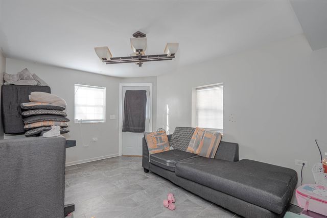 4910 W Walton Street, Chicago, IL 60651