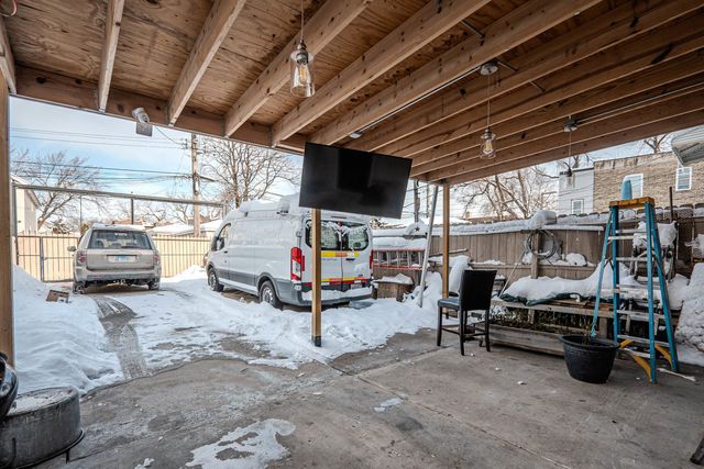 4910 W Walton Street, Chicago, IL 60651