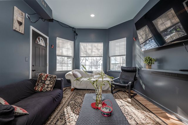 4910 W Walton Street, Chicago, IL 60651