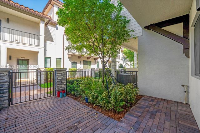 4733 NW 83rd Pkwy, Doral, FL 33166