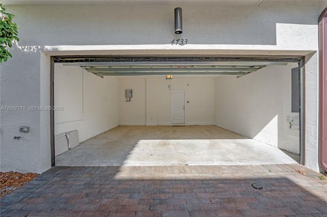 4733 NW 83rd Pkwy, Doral, FL 33166