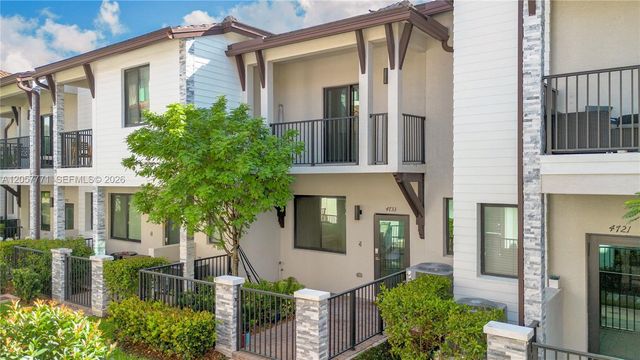4733 NW 83rd Pkwy, Doral, FL 33166
