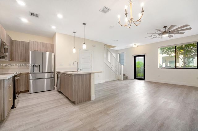 4733 NW 83rd Pkwy, Doral, FL 33166
