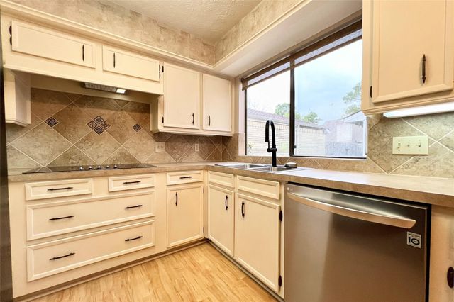 11954 Brook Meadows Lane, Meadows Place, TX 77477