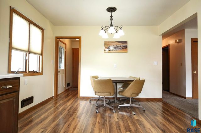 121 S Elm St, Lennox, SD 57039