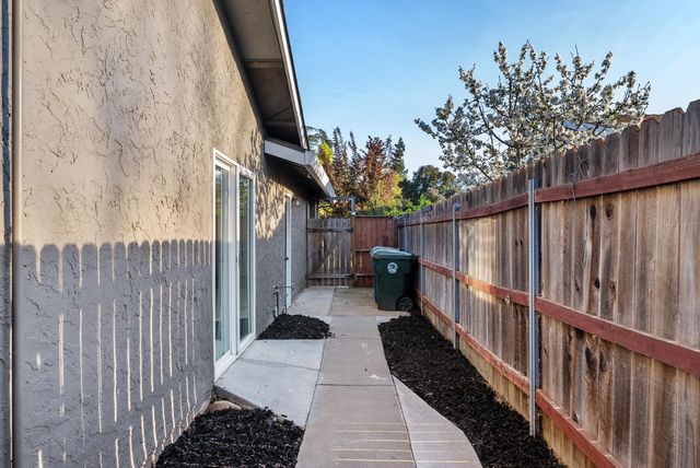 10981 Mira River Ct, Rancho Cordova, CA 95670