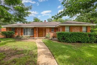 2306 Ravenwood Drive, Grand Prairie, TX 75050