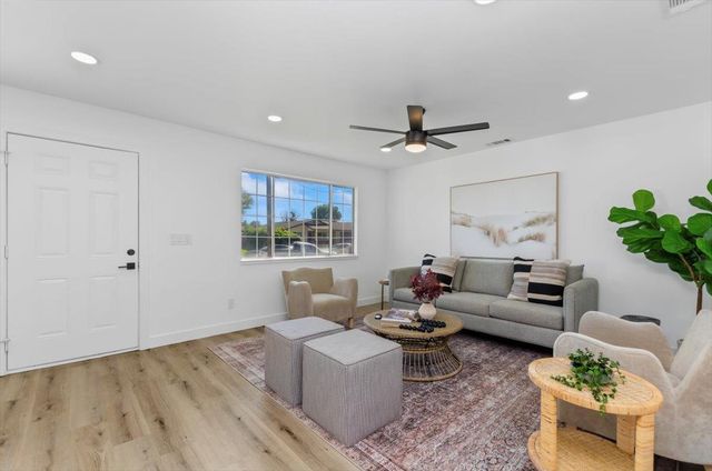 4317 Twain Dr, Olivehurst, CA 95961