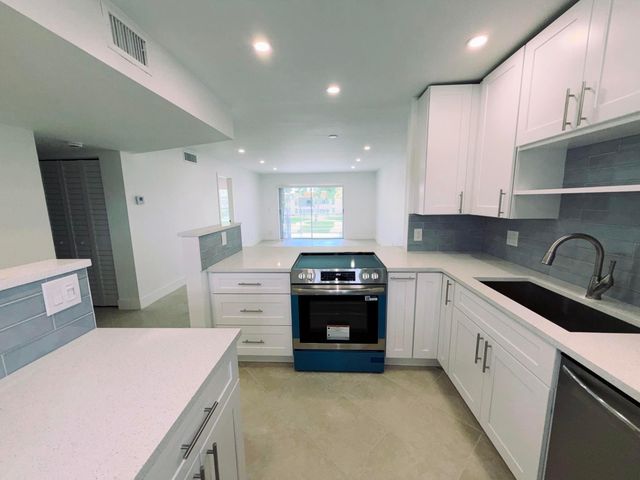 2900 Fiore Way, Delray Beach, FL 33445