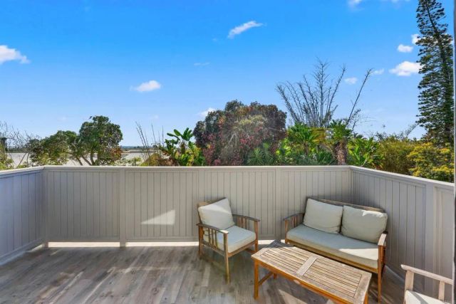 1243 Saxony Road, Encinitas, CA 92024