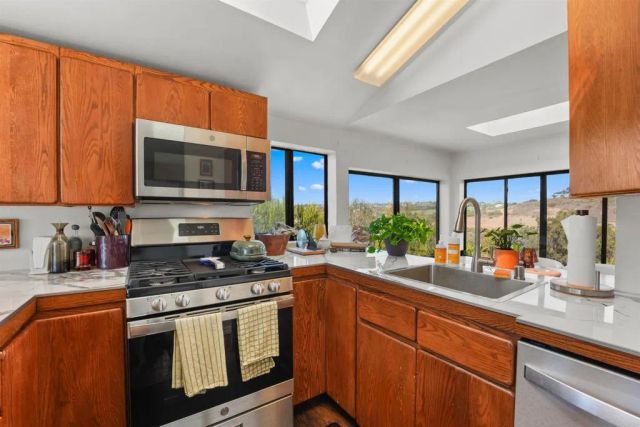 1243 Saxony Road, Encinitas, CA 92024