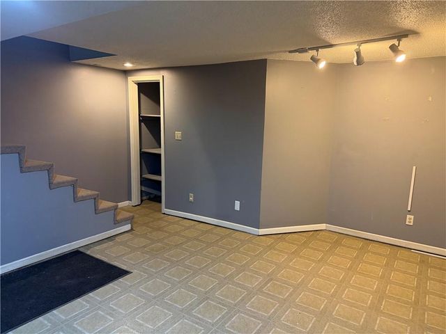 3110 Lakeview Circle, Leavenworth, KS 66048