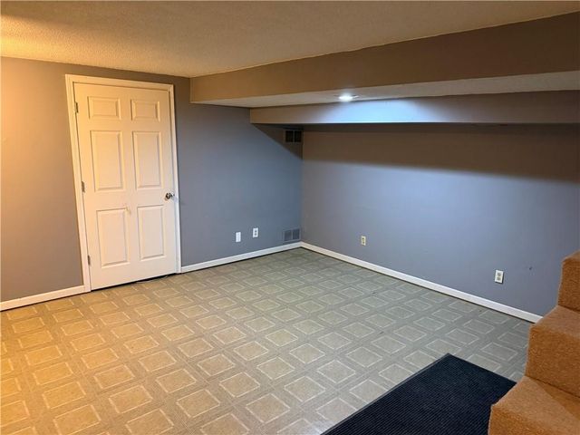 3110 Lakeview Circle, Leavenworth, KS 66048