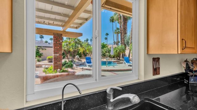3175 E Loma Vista Circle, Palm Springs, CA 92264