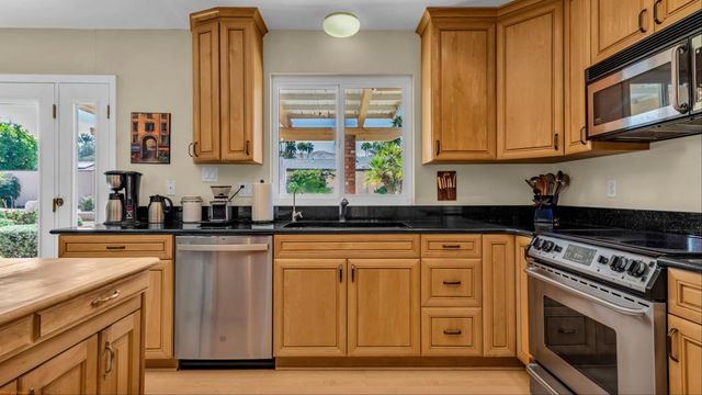 3175 E Loma Vista Circle, Palm Springs, CA 92264