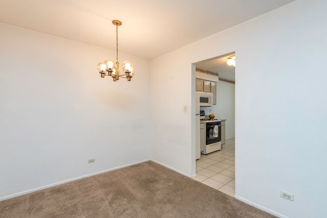 1367 STRATFORD Drive 1D, Gurnee, IL 60031