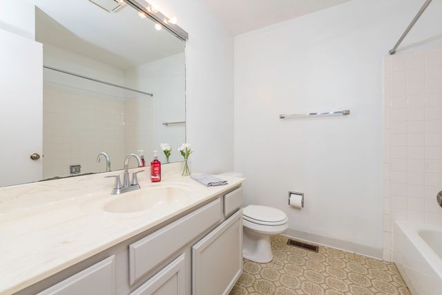 1367 STRATFORD Drive 1D, Gurnee, IL 60031