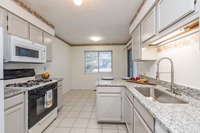 1367 STRATFORD Drive 1D, Gurnee, IL 60031