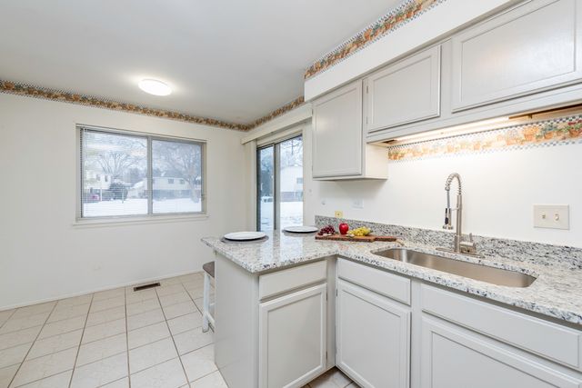 1367 STRATFORD Drive 1D, Gurnee, IL 60031