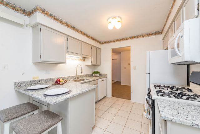 1367 STRATFORD Drive 1D, Gurnee, IL 60031