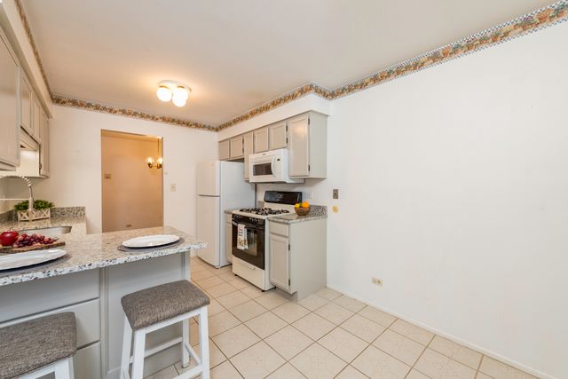 1367 STRATFORD Drive 1D, Gurnee, IL 60031