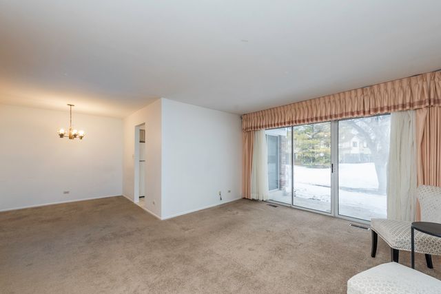 1367 STRATFORD Drive 1D, Gurnee, IL 60031