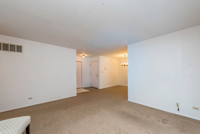 1367 STRATFORD Drive 1D, Gurnee, IL 60031