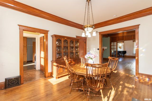 118 S HIGH Street, Washington, IL 61571