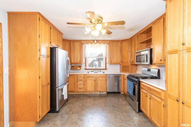118 S HIGH Street, Washington, IL 61571