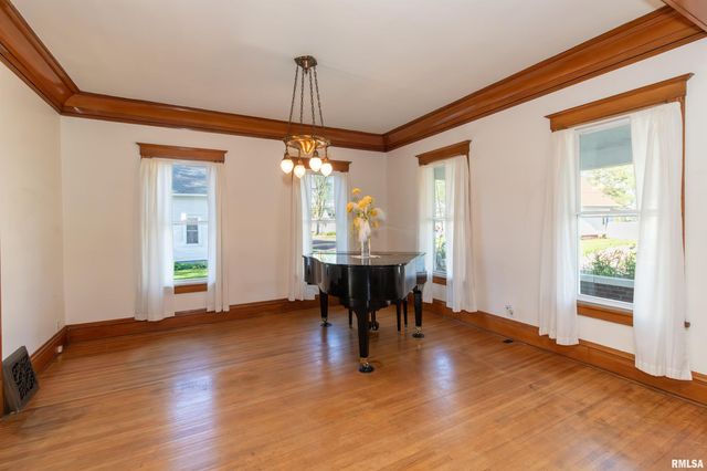 118 S HIGH Street, Washington, IL 61571