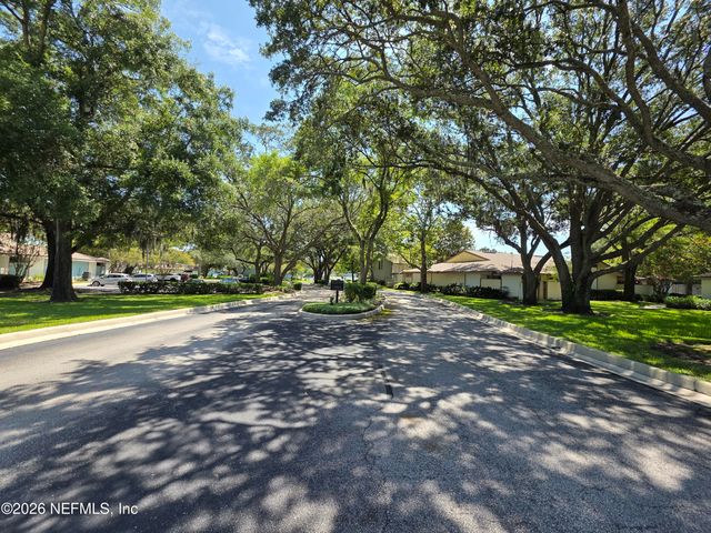 1301 W DEFENDER Court, Jacksonville, FL 32233
