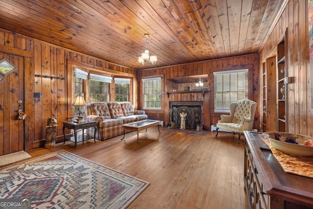 395 E Louise Street, Clarkesville, GA 30523