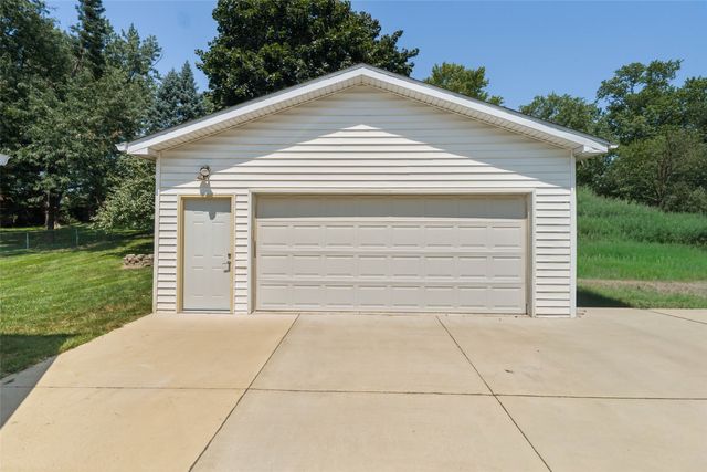 4900 Fairview Drive, Pleasant Hill, IA 50327