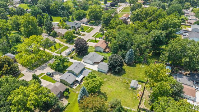 4900 Fairview Drive, Pleasant Hill, IA 50327