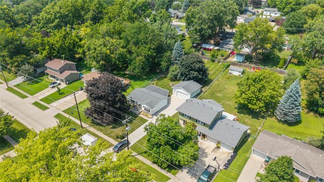4900 Fairview Drive, Pleasant Hill, IA 50327