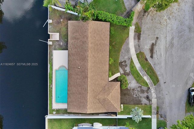 2371 NE 193rd St, Miami, FL 33180