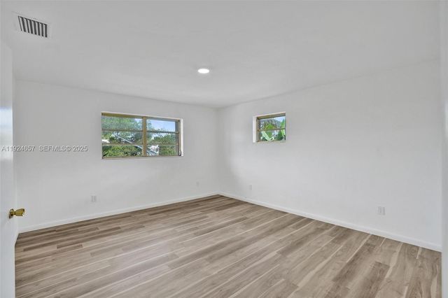 2371 NE 193rd St, Miami, FL 33180