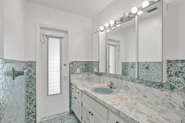 2371 NE 193rd St, Miami, FL 33180