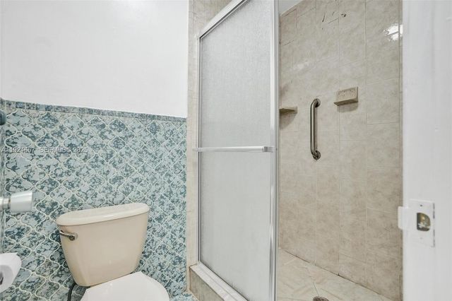 2371 NE 193rd St, Miami, FL 33180