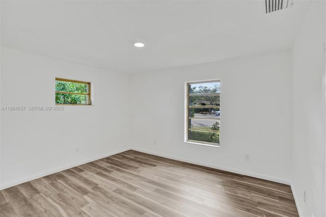 2371 NE 193rd St, Miami, FL 33180