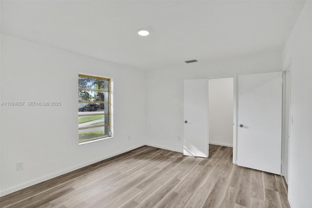 2371 NE 193rd St, Miami, FL 33180