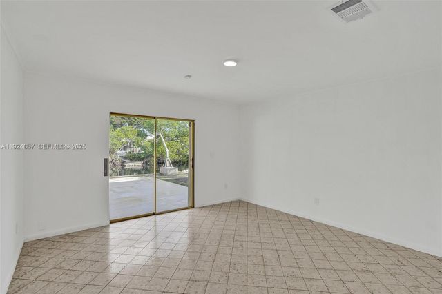 2371 NE 193rd St, Miami, FL 33180