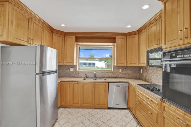 2371 NE 193rd St, Miami, FL 33180