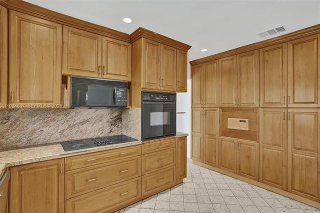 2371 NE 193rd St, Miami, FL 33180