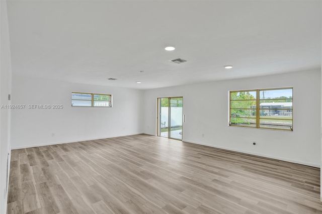 2371 NE 193rd St, Miami, FL 33180