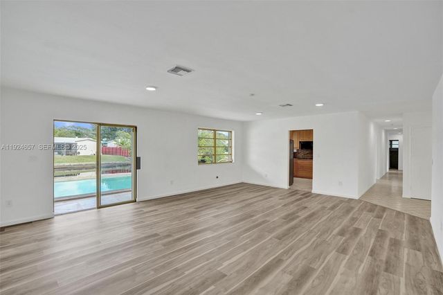 2371 NE 193rd St, Miami, FL 33180